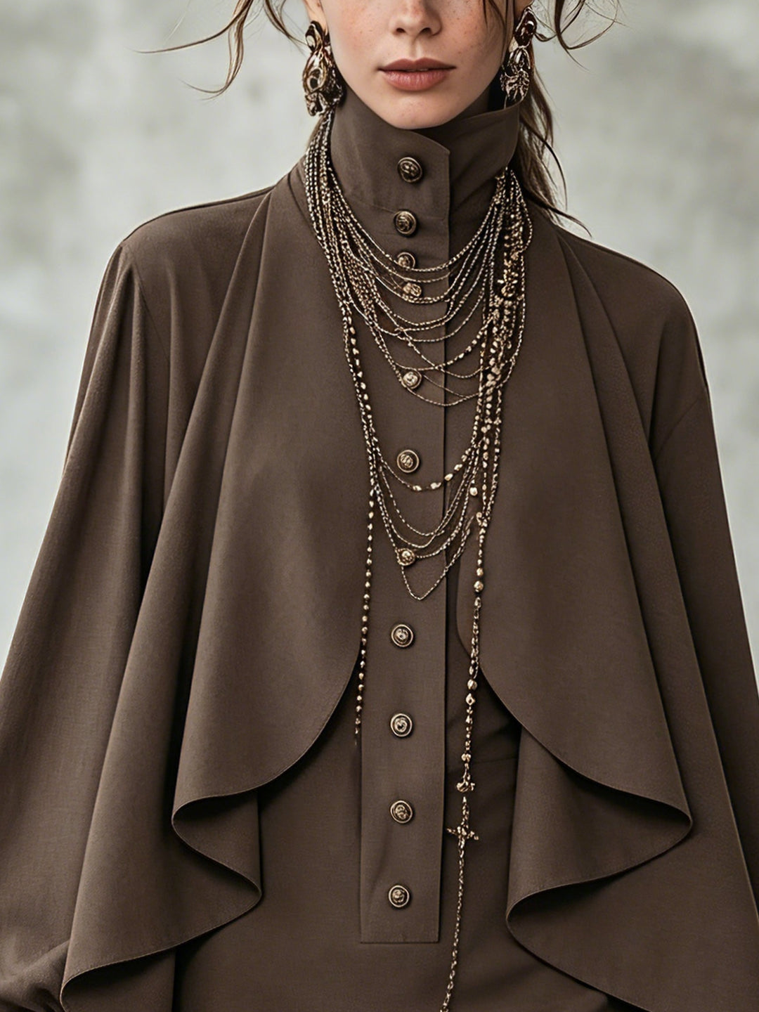 Mini-robe col montant couleur chocolat avec empiècements façon cape