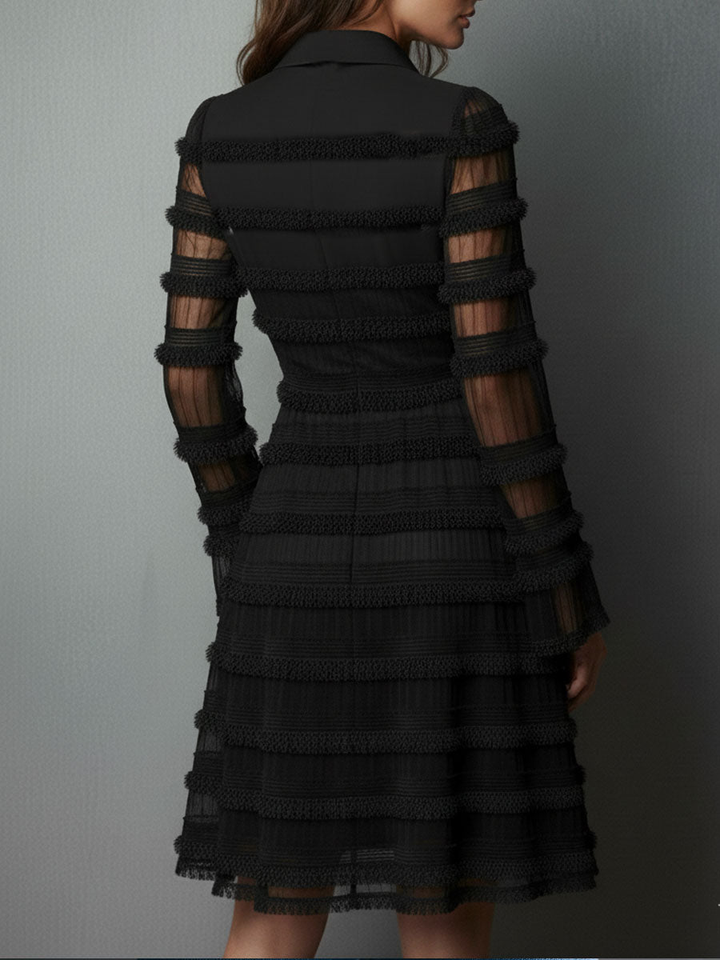 Mini-robe texturée noire transparente à volants et franges