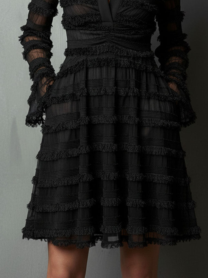 Mini-robe texturée noire transparente à volants et franges