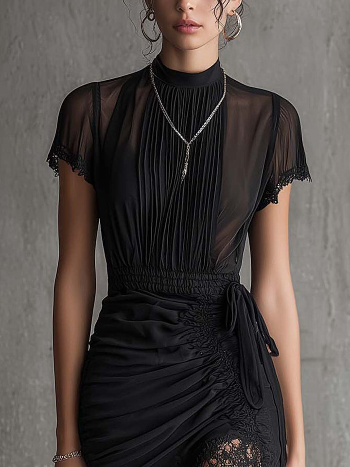 Mini-robe noire plissée à la taille et bordée de dentelle