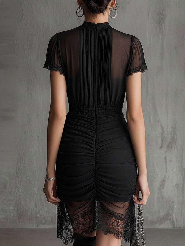 Mini-robe noire plissée à la taille et bordée de dentelle