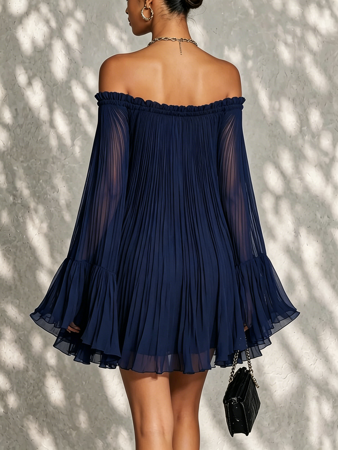 Mini-robe bleu marine à épaules dénudées, volants et manches cloche