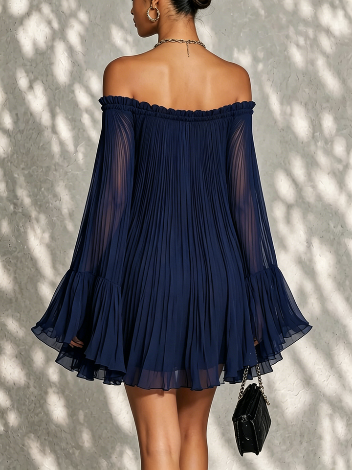 Mini-robe bleu marine à épaules dénudées, volants et manches cloche