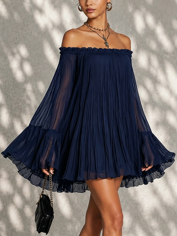 Mini-robe bleu marine à épaules dénudées, volants et manches cloche