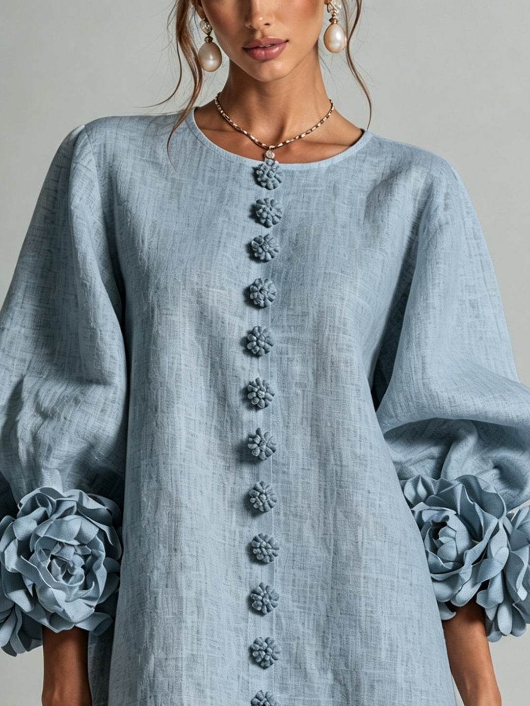 Mini-robe boutonnée bleu poudré à motif floral avec poignets à fleurs saisissants