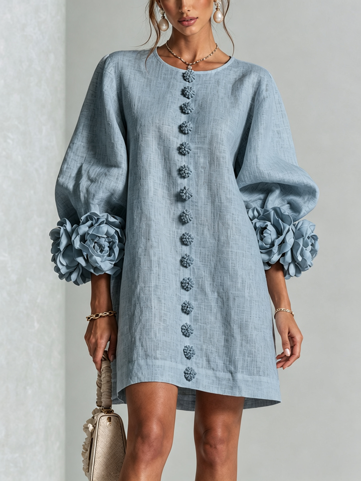 Mini-robe boutonnée bleu poudré à motif floral avec poignets à fleurs saisissants