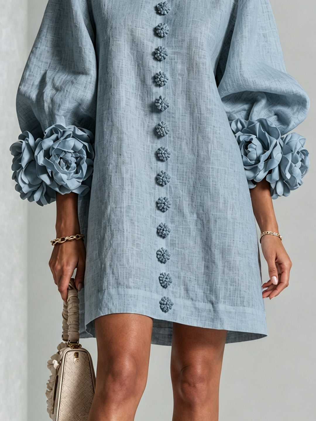 Mini-robe boutonnée bleu poudré à motif floral avec poignets à fleurs saisissants